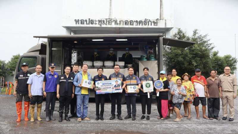 นครนายก – ผู้ว่าฯ นครนายก ผนึกกำลังช่วยผู้ประสบภัย รับเรือผลักดันน้ำจากกองทัพเรือ เร่งระบายน้ำพื้นที่องครักษ์