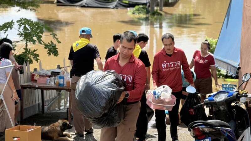 “ กอบโชค ผกก. บ้านโป่ง ทำงานแนวรุก ขนตำรวจ ลุยช่วยประชาชนขนย้ายสิ่งของ ก่อนน้ำจะมา”