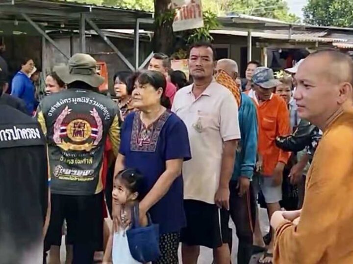 นครนายก – หลวงพี่ต่อ ส่งต่อความห่วงใย ลุยแจกข้าวสาร 1,800 ถุง ช่วยชาวดงละครฝ่าวิกฤตน้ำท่วม
