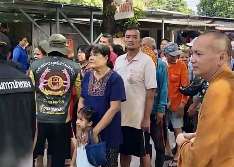 นครนายก – หลวงพี่ต่อ ส่งต่อความห่วงใย ลุยแจกข้าวสาร 1,800 ถุง ช่วยชาวดงละครฝ่าวิกฤตน้ำท่วม