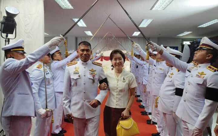 “ ผู้การพิทักษ์ อุปพงษ์ ผบก.ภ.จว.นครปฐม และคุณปุญภา อุปพงษ์ ประธานแม่บ้านตำรวจ ร่วมมอบโล่ ในงานเกษียณอายุราชการ“