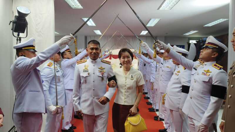 “ ผู้การพิทักษ์ อุปพงษ์ ผบก.ภ.จว.นครปฐม และคุณปุญภา อุปพงษ์ ประธานแม่บ้านตำรวจ ร่วมมอบโล่ ในงานเกษียณอายุราชการ“