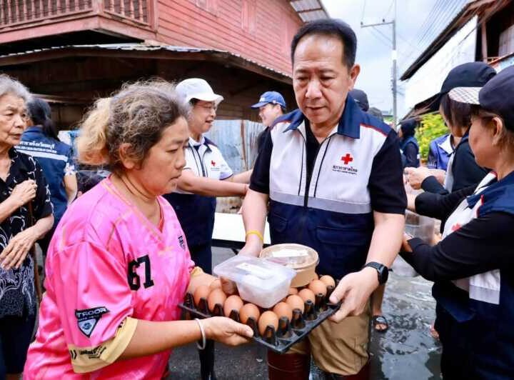 ผู้ว่าฯ ชลบุรี ลงพื้นที่ ‘ชุมชนวัดหลวง พนัสนิคม’ มอบถุงยังชีพ-ข้าวกล่อง บรรเทาเดือดร้อนผู้ประสบภัยน้ำท่วม