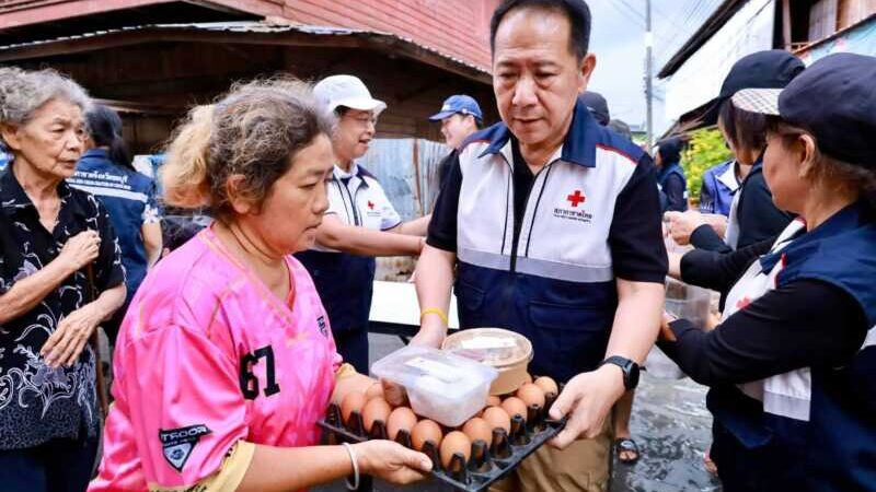 ผู้ว่าฯ ชลบุรี ลงพื้นที่ ‘ชุมชนวัดหลวง พนัสนิคม’ มอบถุงยังชีพ-ข้าวกล่อง บรรเทาเดือดร้อนผู้ประสบภัยน้ำท่วม