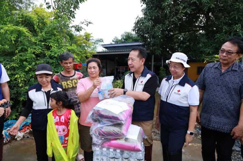 ผู้ว่าฯ นริศ ชลบุรี นำทีมลงพื้นที่อำเภอบ้านบึง มอบถุงยังชีพ-ข้าวกล่อง เร่งบรรเทาความเดือดร้อนผู้ประสบภัยน้ำท่วม