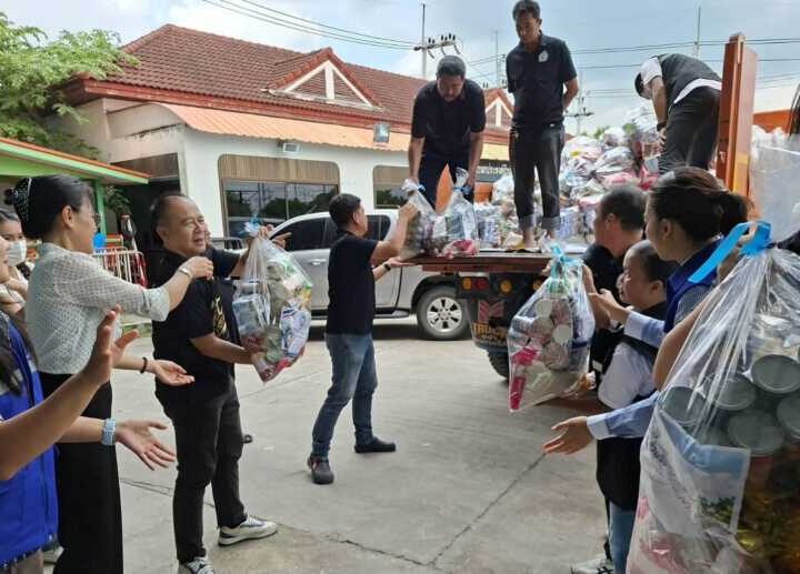 สจ.กิ๊บ–นายกน้ำพุรับมอบถุงยังชีพและชุดยาจาก อบจ.ชลบุรี ผ่าน “เลขาฯ เนย” ส่งต่อความห่วงใยถึงผู้ประสบภัยน้ำท่วมตำบลมาบไผ่