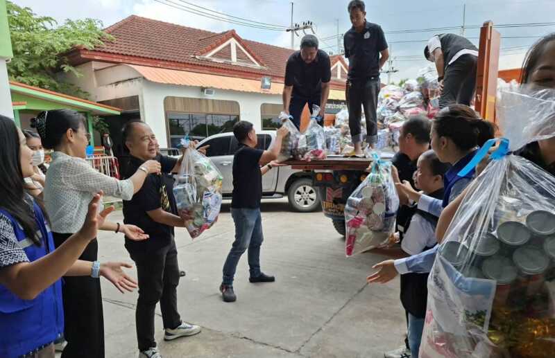 สจ.กิ๊บ–นายกน้ำพุรับมอบถุงยังชีพและชุดยาจาก อบจ.ชลบุรี ผ่าน “เลขาฯ เนย” ส่งต่อความห่วงใยถึงผู้ประสบภัยน้ำท่วมตำบลมาบไผ่
