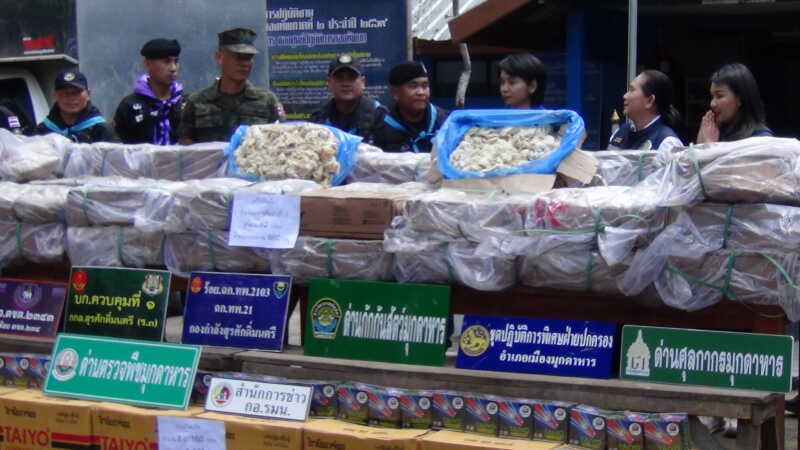 มุกดาหาร ทหารพราน ตรวจยึดเครื่องในวัวพร้อมไฟแช็คริมฝั่งโขง