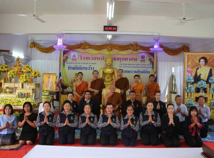 แม่บ้านมหาดไทยร้อยเอ็ด ลงพื้นที่ติดตามเยาวชนผู้รับทุนมูลนิธิร่วมจิตต์น้อมเกล้าฯ ติดตามความเป็นอยู่–ผลการศึกษา พร้อมให้กำลังใจ