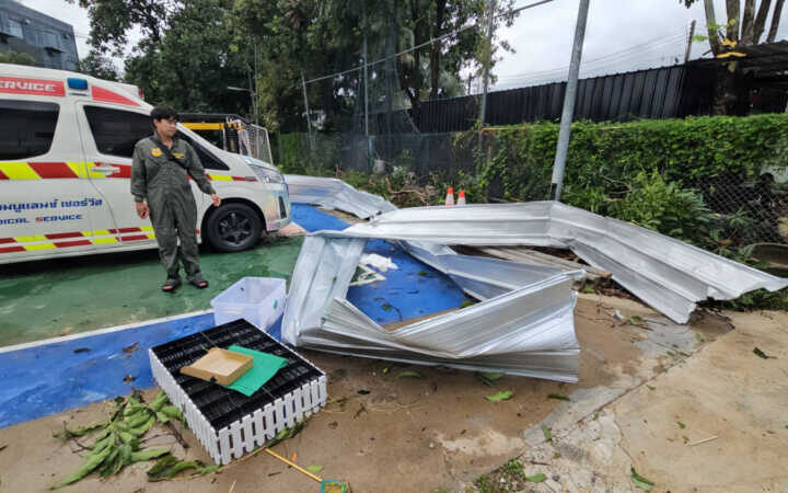 ปทุมธานี – ระทึกพายุถล่มคลองหลวง หอบหลังคาโรงงานปลิวว่อนทับรถพัง 5 คันรวด