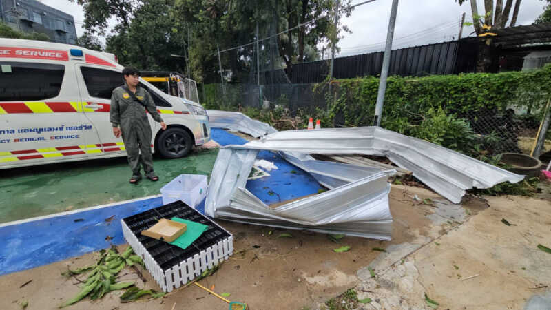 ปทุมธานี – ระทึกพายุถล่มคลองหลวง หอบหลังคาโรงงานปลิวว่อนทับรถพัง 5 คันรวด