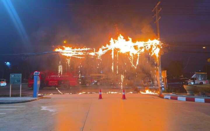 ปทุมธานี – ระทึกไฟไหม้สายสัญญาณหน้าปั๊มปตท.คลองหนึ่งโชคดีดับทันไร้บาดเจ็บ