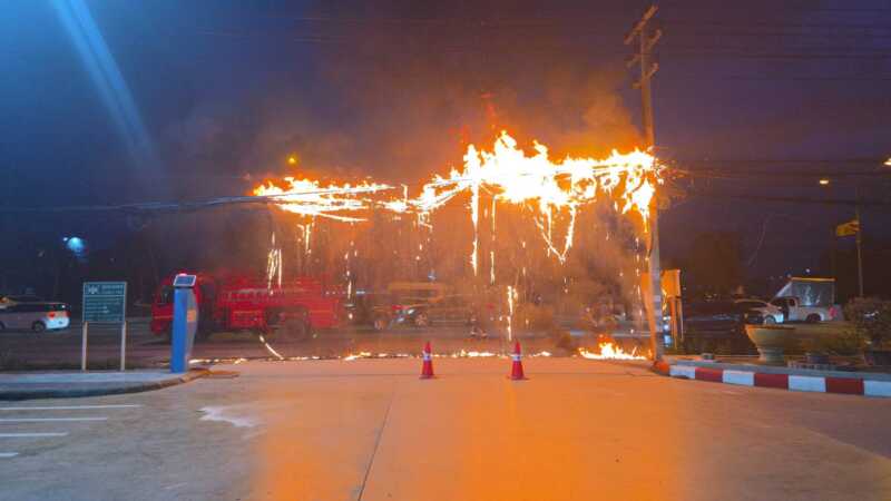ปทุมธานี – ระทึกไฟไหม้สายสัญญาณหน้าปั๊มปตท.คลองหนึ่งโชคดีดับทันไร้บาดเจ็บ