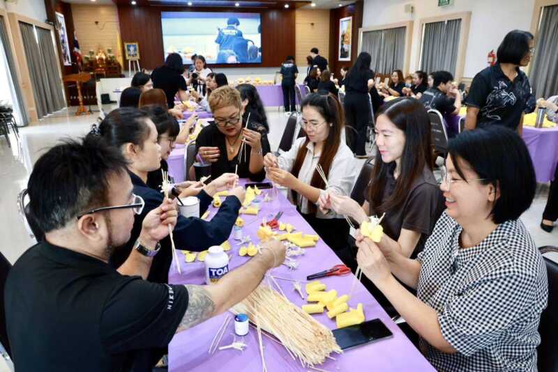 พิษณุโลก – อบจ.พิษณุโลก จัดฝึกอบรมประดิษฐ์ดอกไม้จันทน์ “ดอกนนทรี” เพื่อใช้ในพระราชพิธีถวายพระเพลิงพระบรมศพสมเด็จพระนางเจ้าสิริกิติ์ พระบรมราชินีนาถ พระบรมราชชนนีพันปีหลวง