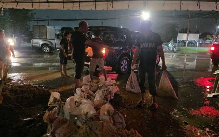 ปทุมธานี – คลองหลวงตั้งวอร์รูมสู้ภัยน้ำ ระดมจิตอาสากรอกทราย 3 พันถุงแจกชาวบ้าน ยันพร้อมรับมือ 24 ชม.
