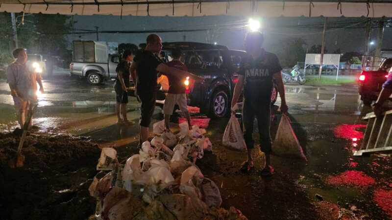 ปทุมธานี – คลองหลวงตั้งวอร์รูมสู้ภัยน้ำ ระดมจิตอาสากรอกทราย 3 พันถุงแจกชาวบ้าน ยันพร้อมรับมือ 24 ชม.