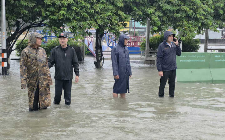 ปทุมธานี – รังสิตวิกฤตไฟดับทำประตูน้ำชะงักน้ำทะลักพรวด 50 ซม. บิ๊กแจ๊สสั่งเปิด5ศูนย์พักพิงเร่งอพยพผู้ป่วยติดเตียง
