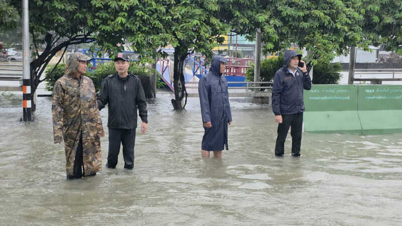 ปทุมธานี – รังสิตวิกฤตไฟดับทำประตูน้ำชะงักน้ำทะลักพรวด 50 ซม. บิ๊กแจ๊สสั่งเปิด5ศูนย์พักพิงเร่งอพยพผู้ป่วยติดเตียง