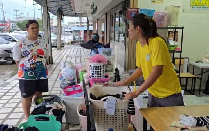 อ่างทอง – ชาวบ้านแห่นำเสื้อผ้าไปร้านซักอบพับจนแน่นร้านหลังฝนตกติดต่อกันมาหลายวัน ด้านลูกค้าเผยเสื้อผ้าเปียกไม่มีใส่ซักเองก็ตากไม่แห้ง ส่วนร้านค้ารับออเดอร์ยอดเพิ่มขึ้นหลายเท่าตัว ตอนนี้ต้องปิดรับชั่วคราว เร่งซัก อบ ให้ลูกค้าก่อนทำไม่ทัน