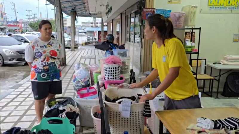 อ่างทอง – ชาวบ้านแห่นำเสื้อผ้าไปร้านซักอบพับจนแน่นร้านหลังฝนตกติดต่อกันมาหลายวัน ด้านลูกค้าเผยเสื้อผ้าเปียกไม่มีใส่ซักเองก็ตากไม่แห้ง ส่วนร้านค้ารับออเดอร์ยอดเพิ่มขึ้นหลายเท่าตัว ตอนนี้ต้องปิดรับชั่วคราว เร่งซัก อบ ให้ลูกค้าก่อนทำไม่ทัน