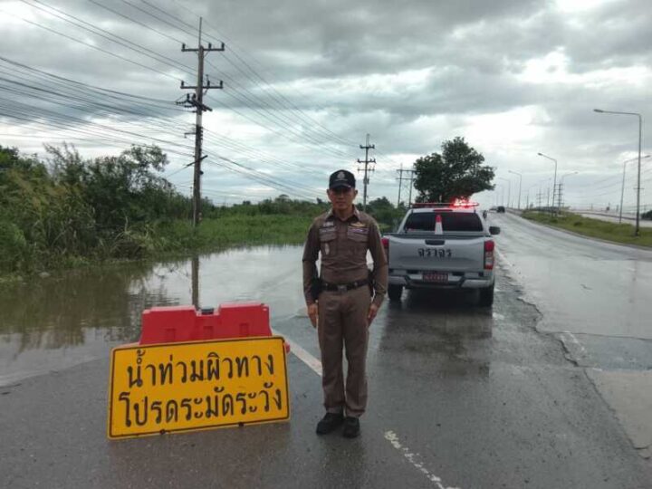 “ พล.ต.ต.พิทักษ์ ผู้การจังหวัดนครปฐม สั่งการตำรวจ สภ.บางเลน เฝ้าระวังระดับน้ำขึ้น”