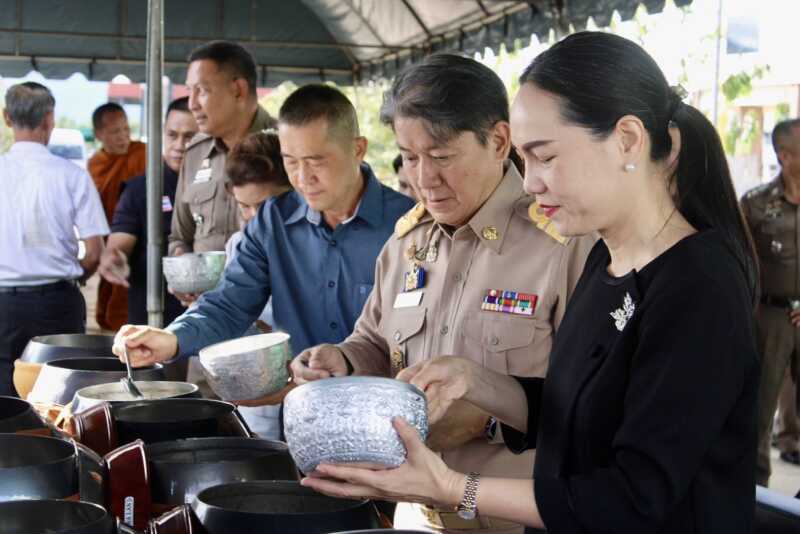 ตำรวจภูธรจังหวัดจันทบุรีประกอบพิธีเบิกเนตรหลวงพ่อพิทักษ์จันทบูรเพื่อความเป็นสิริมงคลและศูนย์รวมจิตใจของข้าราชการตำรวจและประชาชนในจันทบุรี