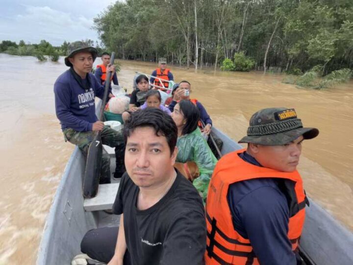 จ.จันทบุรี – น้ำไหลเข้าท่วมบ้านคลองเซา ต.เขาแก้ว อ.ท่าใหม่ จันทบุรี สูงกว่า 2 เมตร หลายภาคส่วนเข้าช่วยเหลือและอพยพผู้ประสบภัยไปยังพื้นที่ปลอดภัย
