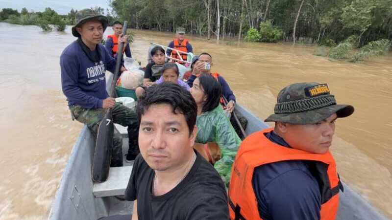 จ.จันทบุรี – น้ำไหลเข้าท่วมบ้านคลองเซา ต.เขาแก้ว อ.ท่าใหม่ จันทบุรี สูงกว่า 2 เมตร หลายภาคส่วนเข้าช่วยเหลือและอพยพผู้ประสบภัยไปยังพื้นที่ปลอดภัย