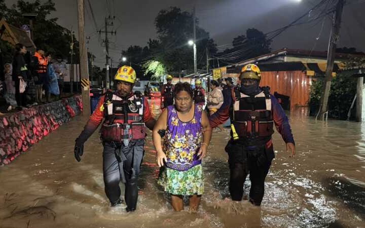 คลองบางละมุง น้ำหนุนสูง ทะลักท่วมบ้านเรือนประชาชน 50 หลังคา จมบาดาล จนท.เฝ้าระวังตลอดทั้งคืน