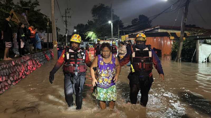 คลองบางละมุง น้ำหนุนสูง ทะลักท่วมบ้านเรือนประชาชน 50 หลังคา จมบาดาล จนท.เฝ้าระวังตลอดทั้งคืน