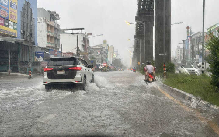 ฝนถล่มต่อเนื่องน้ำท่วมหลายสายรถเล็กผ่านลำบากเจ้าหน้าที่เร่งสูบน้ำรับมือฝนหนัก-น้ำทะเลหนุน