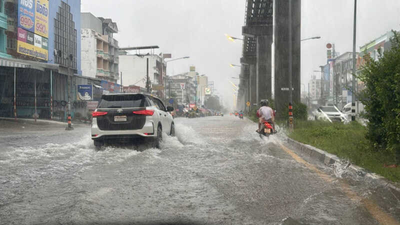 ฝนถล่มต่อเนื่องน้ำท่วมหลายสายรถเล็กผ่านลำบากเจ้าหน้าที่เร่งสูบน้ำรับมือฝนหนัก-น้ำทะเลหนุน