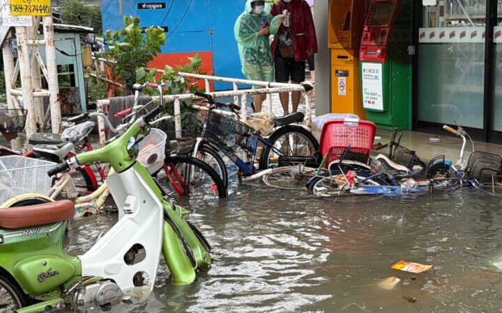 สมุทรปราการ – ยังวิกฤต ฝนตกต่อเนื่อง น้ำท่วมหลายพื้นที่ ชาวบ้านเร่งขนของหนีน้ำ แห่ตุนของร้านสะดวกซื้อ หวั่นระดับน้ำเพิ่มสูง