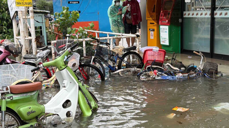 สมุทรปราการ – ยังวิกฤต ฝนตกต่อเนื่อง น้ำท่วมหลายพื้นที่ ชาวบ้านเร่งขนของหนีน้ำ แห่ตุนของร้านสะดวกซื้อ หวั่นระดับน้ำเพิ่มสูง
