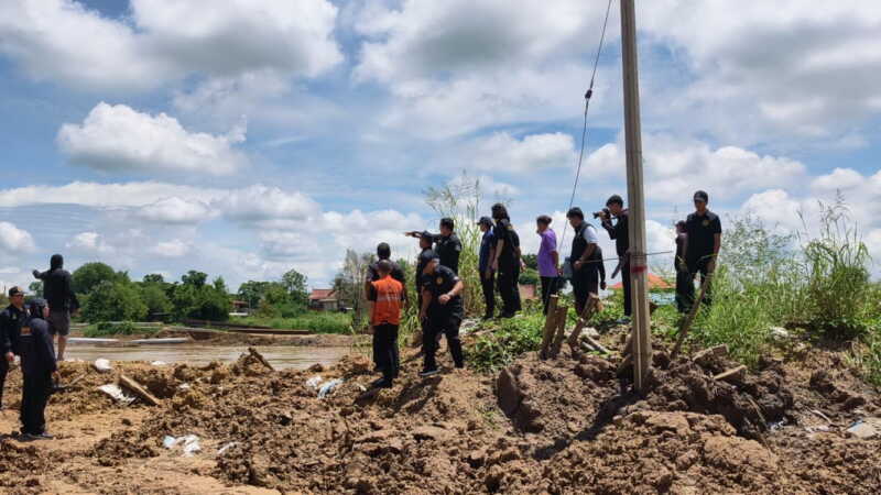 อ่างทอง – ไม่ประมาทรองผู้ว่าเตือนชาวบ้านในพื้นที่ตำบลโผงเผงพื้นที่แอ่งกระทะเตรียมรับมือน้ำเอ่อล้นตลิ่ง หลังเขื่อนเจ้าพระยาปรับเพิ่มการระบายเป็น 1,000 – 1,300 ลบ.ม.ต่อวินาที