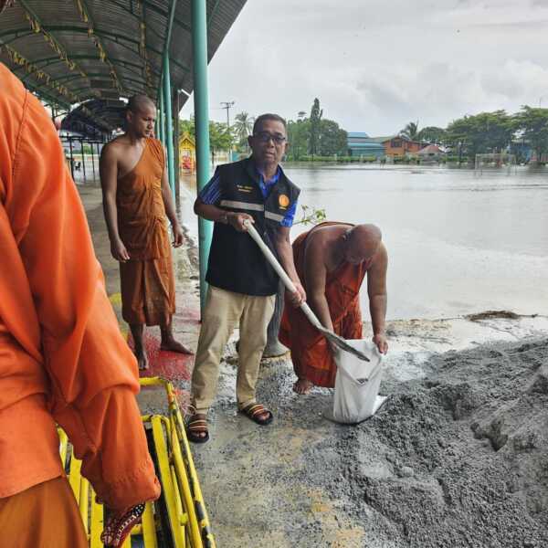 ส.ว.จำลอง ลงพื้นที่น้ำท่วมสุพรรณบุรี เรียกร้องรัฐบาลปรับระบบสื่อสารกรมชลประทาน-กรมเจ้าท่า เร่งแก้สิ่งก่อสร้างขวางทางน้ำ