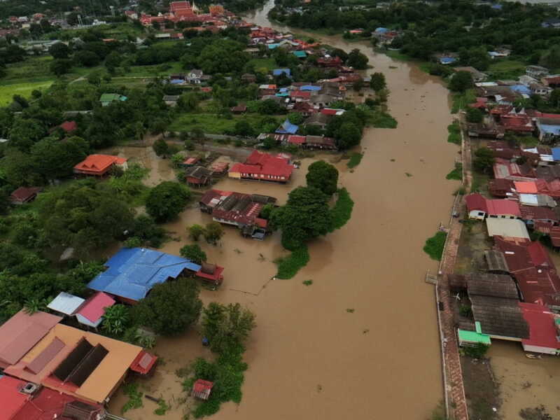 อ่างทอง – สถานการณ์แม่น้ำน้อยช่วงผ่านอำเภอวิเศษชัยชาญเอ่อล้นริมตลิ่งเข้าท่วมพื้นที่ลุ่มต่ำและบริเวณบ้านเรือนประชาชนที่อยู่ติดริมแม่น้ำน้อยในบางจุด