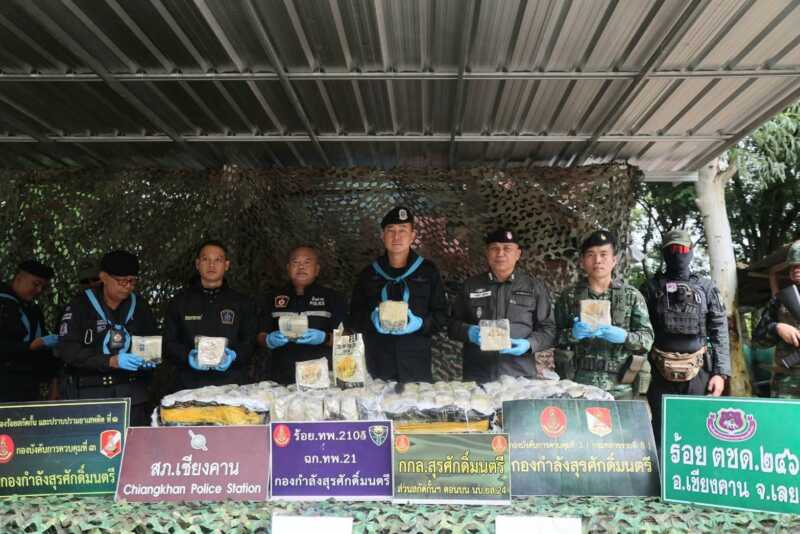ผบ.ฉก.ทพ.21 เป็นประธานการแถลงข่าวกรณี ร้อย.ฉก.ทพ.2104 ตรวจยึด จับกุมการกระทำผิด พ.ร.บ. ยาเสพติด ไอซ์ จำนวน 120 กิโลกรัม มูลค่าหลายล้านบาท พื้นที่ อ.ปากชม จ.เลย