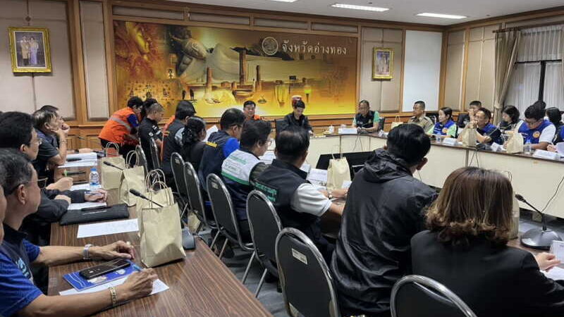 อ่างทอง – รัฐมนตรีแบดเรียกส่วนราชการประชุมด่วนหลังเขื่อนเจ้าพระยามีแนวโน้มระบายน้ำเพิ่ม ส่งผลให้ระดับน้ำเพิ่มสูงขึ้นประมาณ 1.5 – 1.8 เมตร ไปจนถึงต้นเดือนตุลาคม