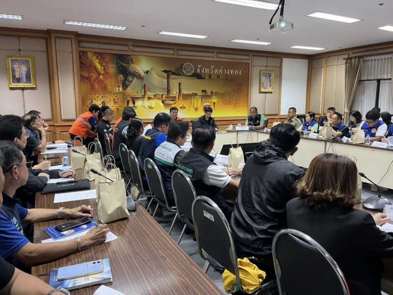 อ่างทอง – รัฐมนตรีแบดเรียกส่วนราชการประชุมด่วนหลังเขื่อนเจ้าพระยามีแนวโน้มระบายน้ำเพิ่ม ส่งผลให้ระดับน้ำเพิ่มสูงขึ้นประมาณ 1.5 – 1.8 เมตร ไปจนถึงต้นเดือนตุลาคม