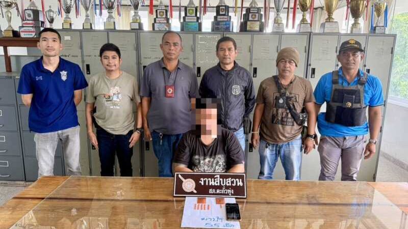 พังงา- สืบสวนตะกั่วทุ่งลุยตรวจบ้านตามร้องเรียน รวบหนุ่มบ้านหินสามก้อนซุกยาบ้า 55 เม็ด รับสารภาพมีไว้ขายวัยรุ่นในพื้นที่