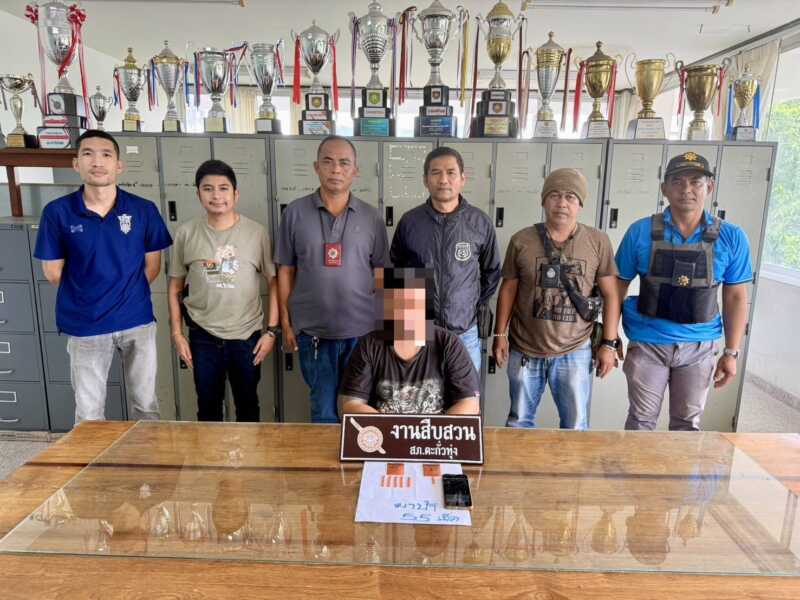 พังงา- สืบสวนตะกั่วทุ่งลุยตรวจบ้านตามร้องเรียน รวบหนุ่มบ้านหินสามก้อนซุกยาบ้า 55 เม็ด รับสารภาพมีไว้ขายวัยรุ่นในพื้นที่