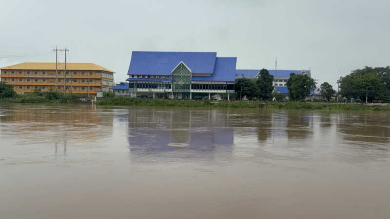 อ่างทอง – ระทึกเตรียมรับมือเขื่อนเจ้าพระยาระบายน้ำท้ายเขื่อนอีกส่งผลแม่น้ำเจ้าพระยาแม่น้ำน้อยเพิ่มขึ้นอย่างต่อเนื่อง ด้านหน่วยงานระดมตั้งเครื่องสูบน้ำ ตามจุดเสี่ยง – กรอกกระสอบทรายรับมือ