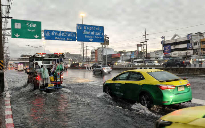 ปทุมธานี – ไวรัล1.5 ล้านวิวเก๋งเปิดไฟซ้ายหักขวาปาดกะทันหันโซเชียลแซวนักแข่ง F1นศ.วอนตร.จัดการ