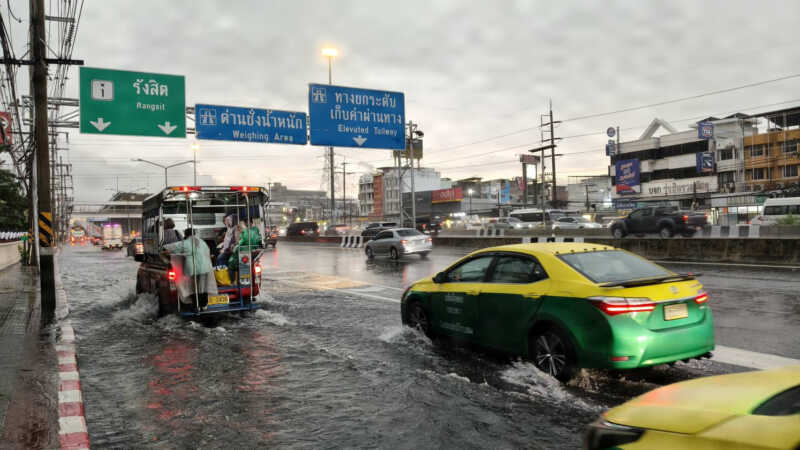 ปทุมธานี – ไวรัล1.5 ล้านวิวเก๋งเปิดไฟซ้ายหักขวาปาดกะทันหันโซเชียลแซวนักแข่ง F1นศ.วอนตร.จัดการ