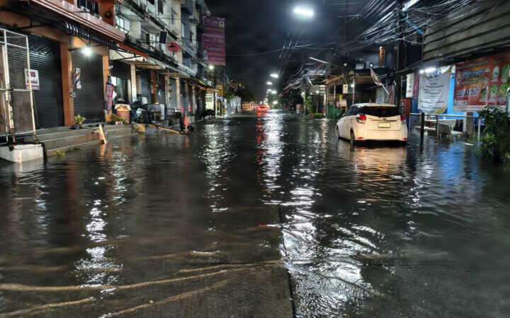 ปทุมธานี – ฝนถล่มอ่วมชาวบ้านลำลูกกาสุดทนรถซิ่งลุยน้ำท่วมซัดข้าวของพังวอนชะลอความเร็ว