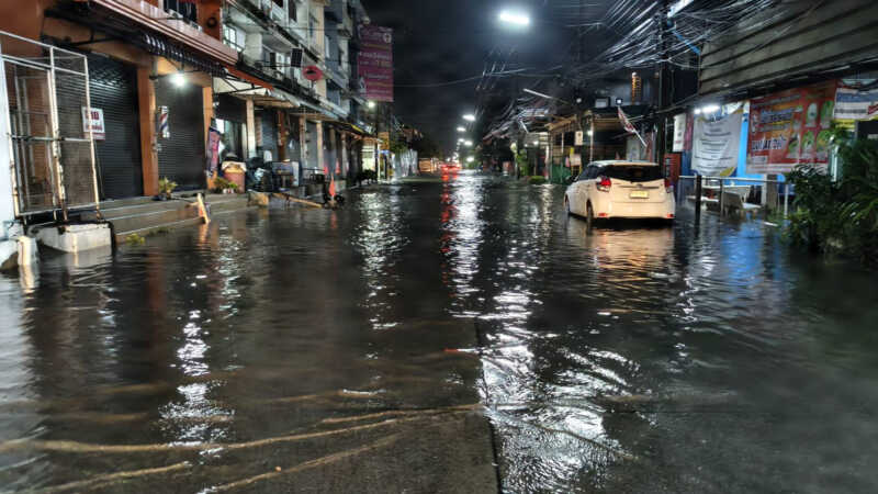 ปทุมธานี – ฝนถล่มอ่วมชาวบ้านลำลูกกาสุดทนรถซิ่งลุยน้ำท่วมซัดข้าวของพังวอนชะลอความเร็ว