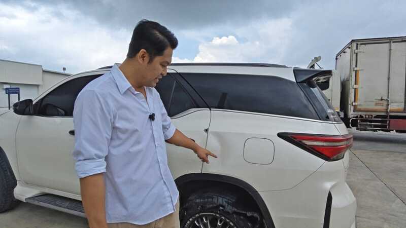 ปทุมธานี – แก๊งวัยรุ่นนัดเคลียร์ปมคอมเมนต์การเมืองสู้ไม่ได้ชักปืนยิงถล่มฟอร์จูนเนอร์เจ็บ 2 ราย