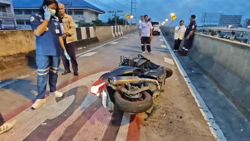 ปทุมธานี – หนุ่มซิ่งจยย.อัดท้ายกระบะเสียชีวิตคาที่