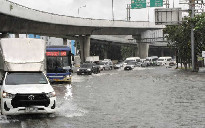ปทุมธานี – รังสิตอ่วมวันที่2ชาวบ้านหมดทางเลือกแห่จอดรถหนีน้ำบนโทลล์เวย์วอนรัฐอนุโลม